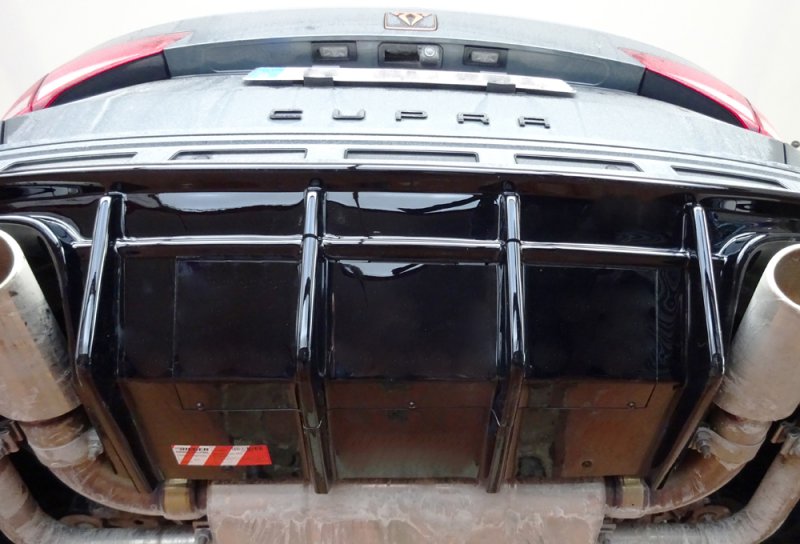 Rieger Heckeinsatz (für Fzg. mit AHK) schwarz glänzend Seat Ateca Cupra (5FP) 08.20- (ab Facelift) - 88231