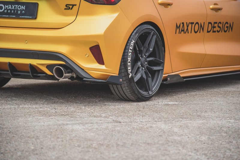 Maxton Hintere Seiten Flaps für Ford Focus ST Mk4 schwarz Hochglanz FOFO4STCNC-RSF1-G