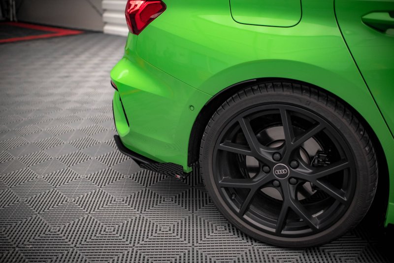 Maxton Hintere Seiten Flaps für Audi RS3 Limousine 8Y schwarz Hochglanz AURS38YSCNC-RSF1-G