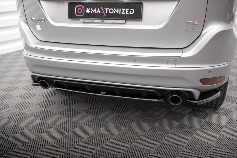 Maxton Mittlerer Diffusor Heck Ansatz für Volvo XC60 R-Design Mk1 Facelift schwarz Hochglanz VO-XC60-1F-RDESIGN-RD1-G