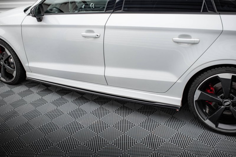 Maxton Seitenschweller Ansatz V.2 Audi RS3 Limousine 8V Facelift schwarz Hochglanz AU-RS3-8VF-S-SD2-G