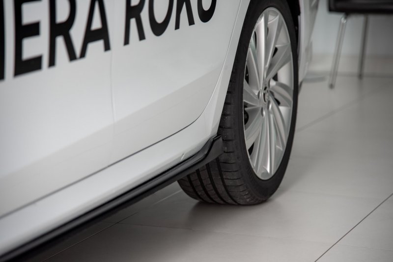 Maxton Seitenschweller Ansatz für V.1 für Skoda Octavia Mk4  schwarz Hochglanz SK-OC-4-SD1-G