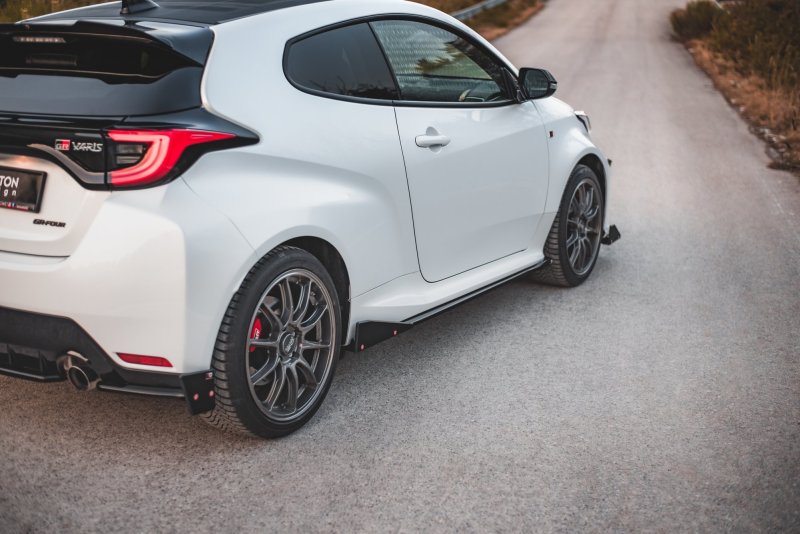 Maxton Seitenschweller Ansatz + Flaps V.2 für Toyota GR Yaris Mk4 TO-YA-4-GR4-SD2G+S
