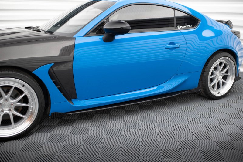 Maxton Street Pro Seitenschweller Ansatz V.1 + Flaps Toyota GR86 Mk1 schwarz Hochglanz TOGR861CNC-SD1BRB+SF1-G