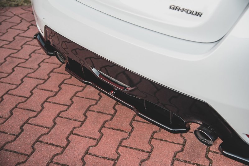 Maxton Mittlerer Diffusor Heck Ansatz für Toyota GR Yaris Mk4 schwarz Hochglanz TO-YA-4-GR4-RD1-G