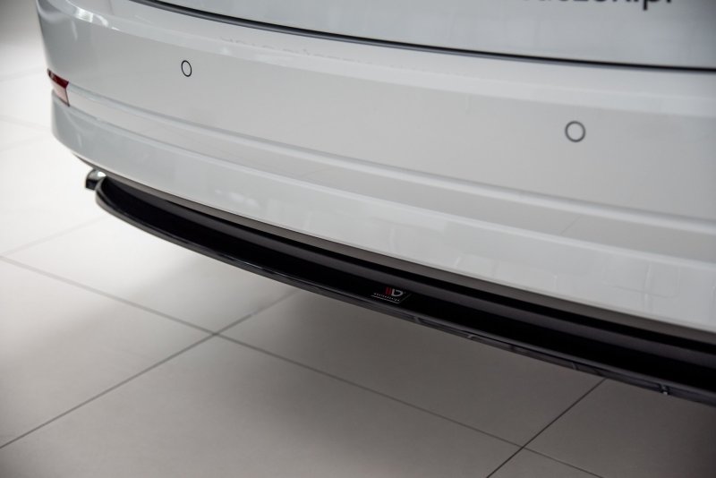 Maxton Mittlerer Diffusor Heck Ansatz für Skoda Octavia Mk4 schwarz Hochglanz SK-OC-4-RD1-G
