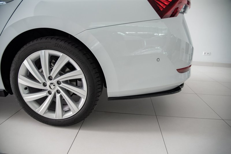 Maxton Mittlerer Diffusor Heck Ansatz für Skoda Octavia Mk4 schwarz Hochglanz SK-OC-4-RD1-G