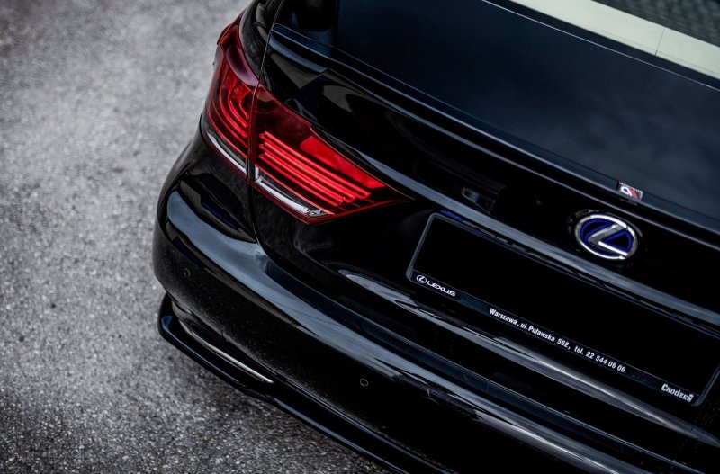 Preview: Maxton Mittlerer Diffusor Heck Ansatz für Lexus LS Mk4 Facelift schwarz Hochglanz LE-LS-4F-RD1-G