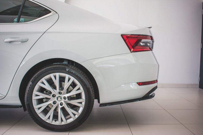 Maxton Heck Ansatz Flaps Diffusor für Skoda Superb Mk3 FL Hatchback / Kombi schwarz Hochglanz SK-SU-3F-RSD1-G