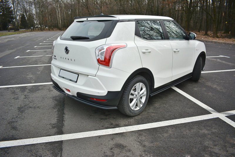 Maxton Mittlerer Diffusor Heck Ansatz für SSANGYONG TIVOLI schwarz Hochglanz SY-TI-1-RD1-G