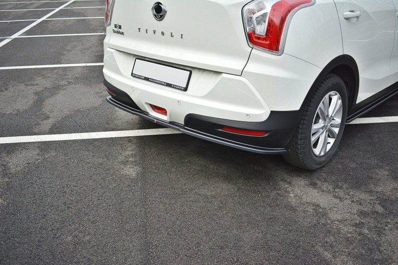 Maxton Mittlerer Diffusor Heck Ansatz für SSANGYONG TIVOLI schwarz Hochglanz SY-TI-1-RD1-G