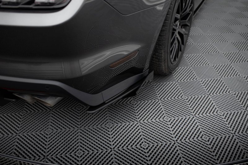 Maxton Hintere Seiten Flaps Ford Mustang GT Mk6 schwarz Hochglanz FOMU6GTCNC-RSF1-G