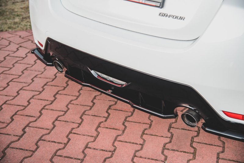 Maxton Mittlerer Diffusor Heck Ansatz für Toyota GR Yaris Mk4 schwarz Hochglanz TO-YA-4-GR4-RD1-G