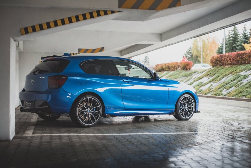 Maxton Racing Seitenschweller Ansatz + Flaps BMW 1er F21 M135i / M140i / M-Paket schwarz Hochglanz BM1F20MCNC-SD1BRB+SRF1-G