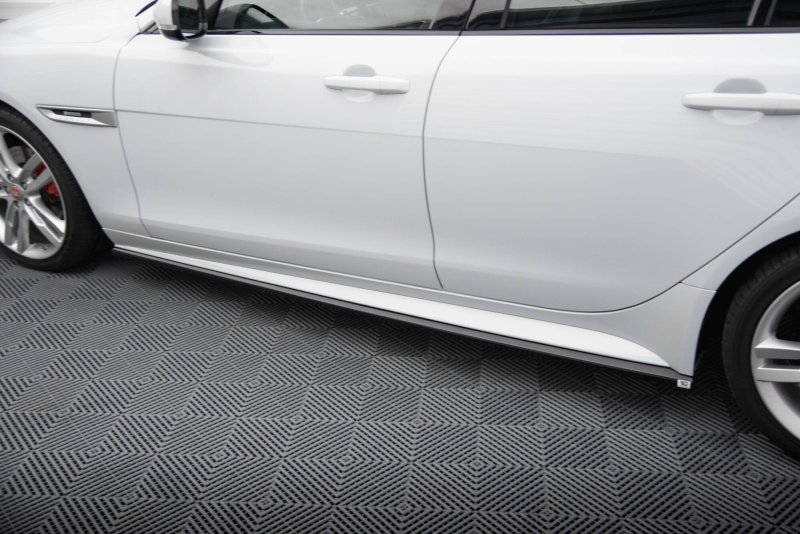 Maxton Seitenschweller Ansatz Jaguar XE R-Sport X760 schwarz Hochglanz JA-XE-1-RSPORT-SD1-G