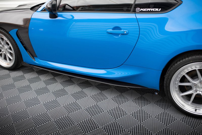 Maxton Street Pro Seitenschweller Ansatz V.1 + Flaps Toyota GR86 Mk1 schwarz Hochglanz TOGR861CNC-SD1BRB+SF1-G