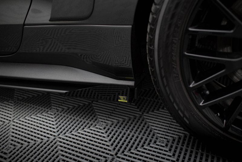 Maxton Side Flaps Ford Mustang GT Mk6 schwarz Hochglanz FOMU6GTCNC-SF1-G