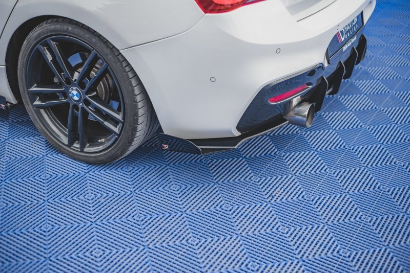 Maxton Hintere Seiten Flaps für BMW 1er F20 M-Paket Facelift / M140i schwarz Hochglanz BM1F20FMCNC-RSF1-G