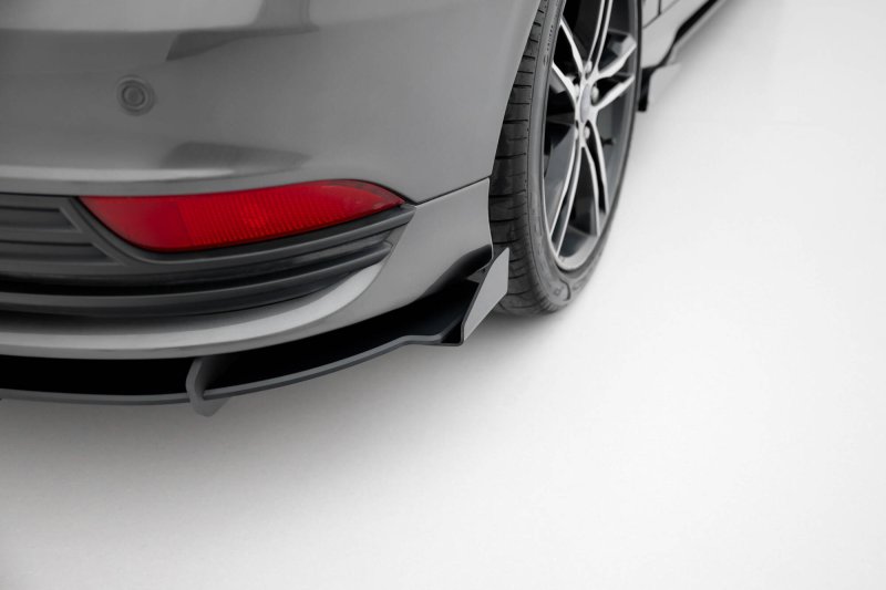 Maxton Hintere Seiten Flaps Ford Focus ST Mk3 Facelift schwarz Hochglanz FOFO3FSTCNC-RSF1-G